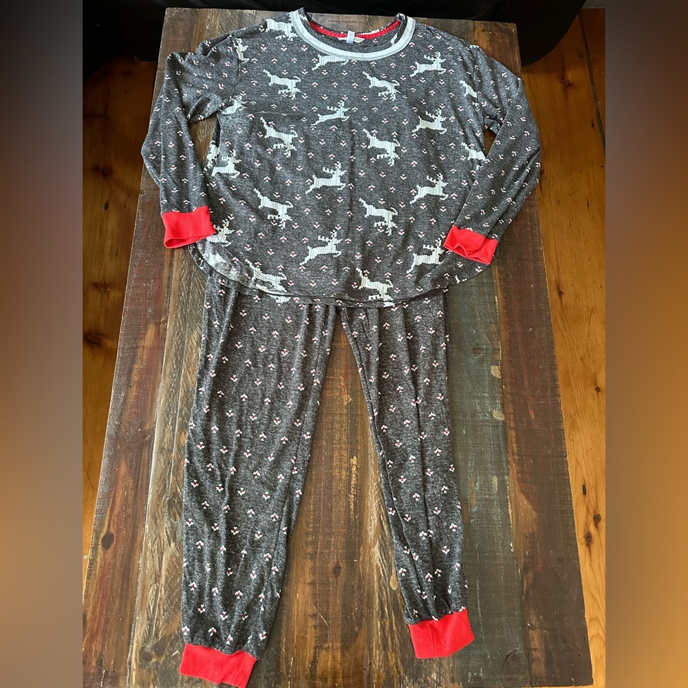 SECRET TREASURES Reindeer Gray Pajama Set Top Is L Bottom Is M | SKU 0654